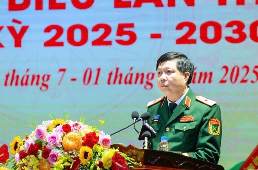 Thiếu tướng Lê Văn Trung, Phó chính ủy Quân khu 4 phát biểu chỉ đạo tại đại hội.
