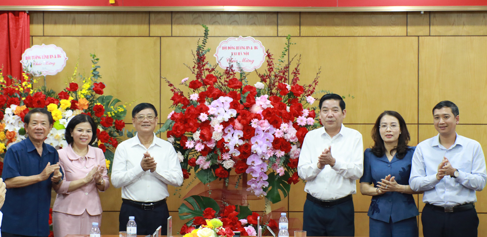 Các đồng chí Trần Văn Túy, Dương Xuân Ngọc tặng hoa chúc mừng lãnh đạo tỉnh Bắc Ninh. Các đồng chí Trần Văn Túy, Dương Xuân Ngọc tặng hoa chúc mừng lãnh đạo tỉnh Bắc Ninh.