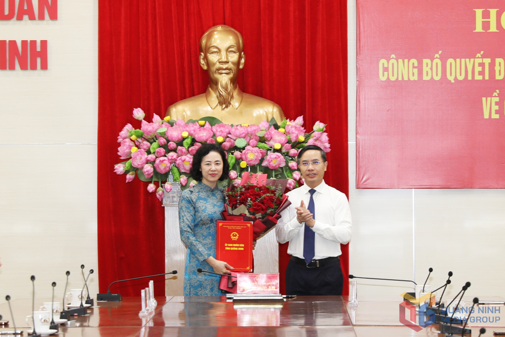 Chủ tịch UBND tỉnh Quảng Ninh trao Quyết định tiếp nhận và bổ nhiệm có thời hạn bà Vũ Thị Mai Anh, Phó Trưởng Ban Tổ chức Tỉnh ủy giữ chức vụ Giám đốc Sở Nội vụ.