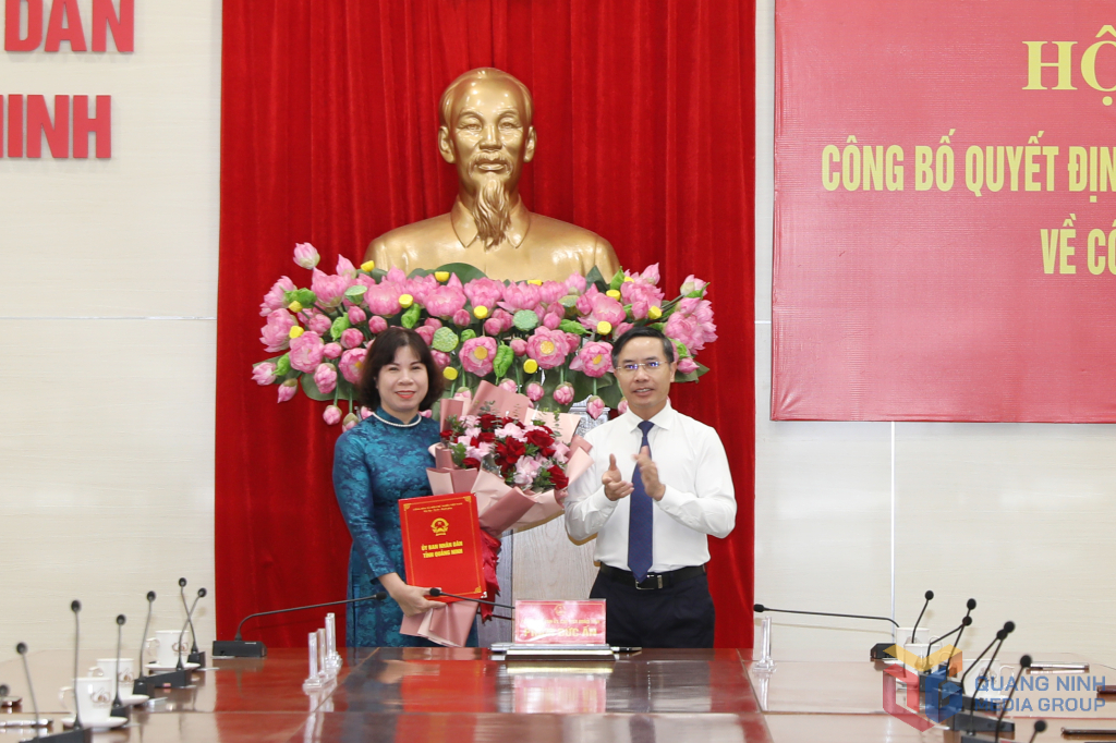 Chủ tịch UBND tỉnh trao Quyết định nghỉ hưu trước tuổi theo Nghị định 178/2024/NĐ-CP của Chính phủ cho bà Bùi Thị Bính, Giám đốc Sở Nội vụ.