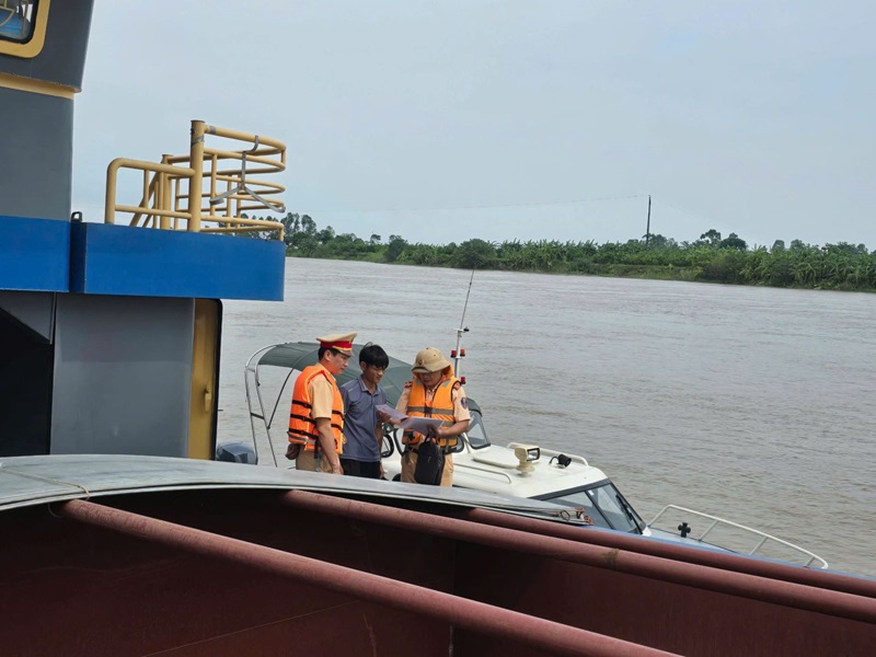 Trạm Cảnh sát giao thông đường thủy thành phố Thái Bình kiểm tra các phương tiện thủy