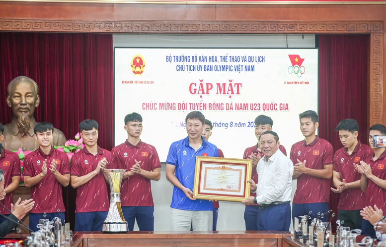 Trao tặng Bằng khen của Thủ tướng Chính phủ cho đội tuyển U23 Việt Nam. Ảnh: VGP
