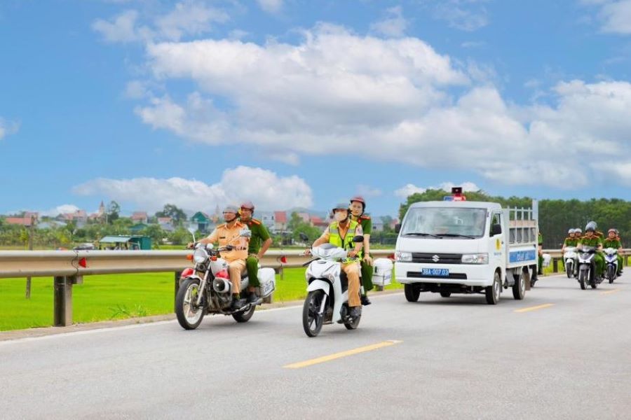 Công an các xã, phường diễu hành biểu dương lực lượng, tuyên truyền lưu động trên các tuyến đường.