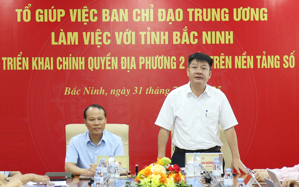 Đồng chí Hồ Văn Hương, Phó Trưởng Ban Cơ yếu Chính phủ phát biểu tại buổi làm việc. Đồng chí Hồ Văn Hương, Phó Trưởng Ban Cơ yếu Chính phủ phát biểu tại buổi làm việc.