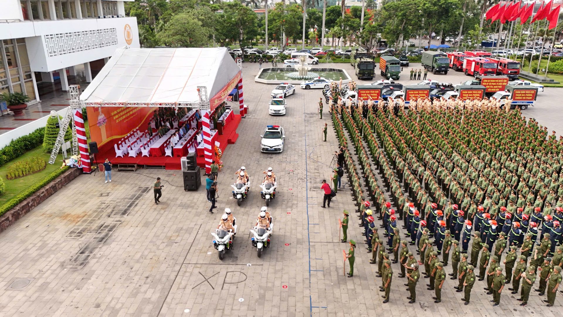 Các lực lượng diễu hành ra quân.