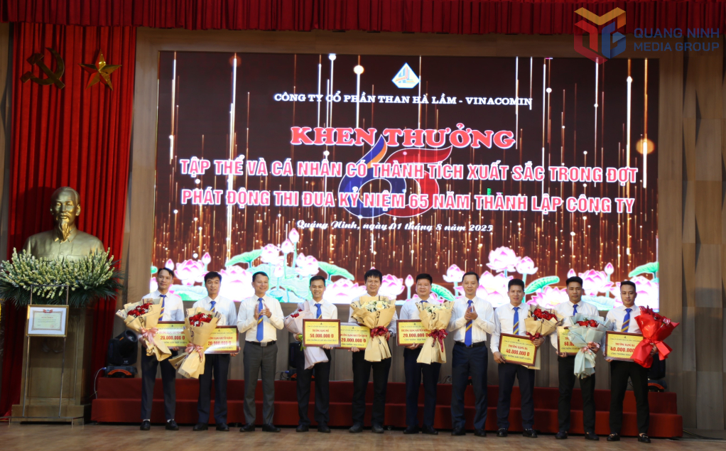 Lãnh đạo Công ty CP Than Hà Lầm khen thưởng các tập thể, cá nhân có thành tích xuất sắc trong đợt phát động thi đua chào mừng kỷ niệm 65 năm thành lập Công ty. Lãnh đạo Công ty CP Than Hà Lầm khen thưởng các tập thể, cá nhân có thành tích xuất sắc trong đợt phát động thi đua chào mừng kỷ niệm 65 năm thành lập Công ty.