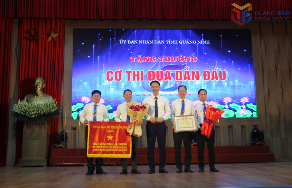 Công ty CP Than Hà Lầm nhận Cờ thi đua xuất sắc dẫn đầu phong trào thi đua năm 2024 của UBND tỉnh và Bằng khen của Tập đoàn TKV. Công ty CP Than Hà Lầm nhận Cờ thi đua xuất sắc dẫn đầu phong trào thi đua năm 2024 của UBND tỉnh và Bằng khen của Tập đoàn TKV.