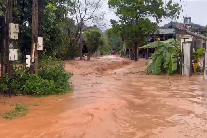 Mưa lũ bất ngờ khiến nhiều hộ dân không kịp trở tay. Ảnh: XĐ Mưa lũ bất ngờ khiến nhiều hộ dân không kịp trở tay. Ảnh: XĐ