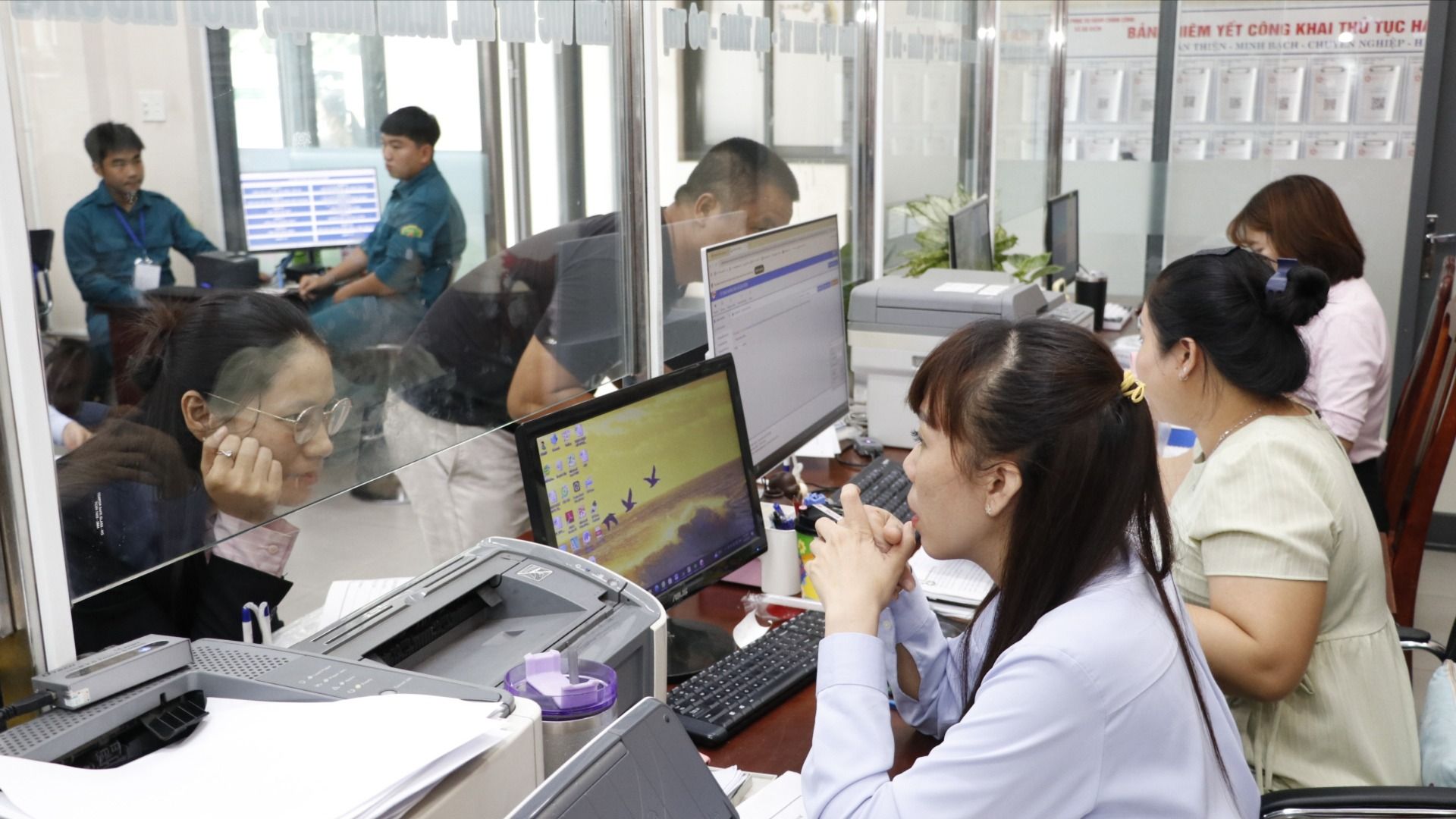 Công chức Trung tâm Phục vụ hành chính công xã Bà Điểm, TP. Hồ Chí Minh hướng dẫn người dân giải quyết hồ sơ thủ tục hành chính Công chức Trung tâm Phục vụ hành chính công xã Bà Điểm, TP. Hồ Chí Minh hướng dẫn người dân giải quyết hồ sơ thủ tục hành chính