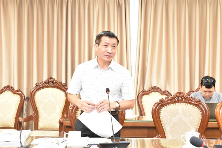Phó Cục trưởng Vũ Thanh Bình, Cục Khoa học, Công nghệ và Thông tin, Bộ GDĐT báo cáo tại cuộc họp Phó Cục trưởng Vũ Thanh Bình, Cục Khoa học, Công nghệ và Thông tin, Bộ GDĐT báo cáo tại cuộc họp