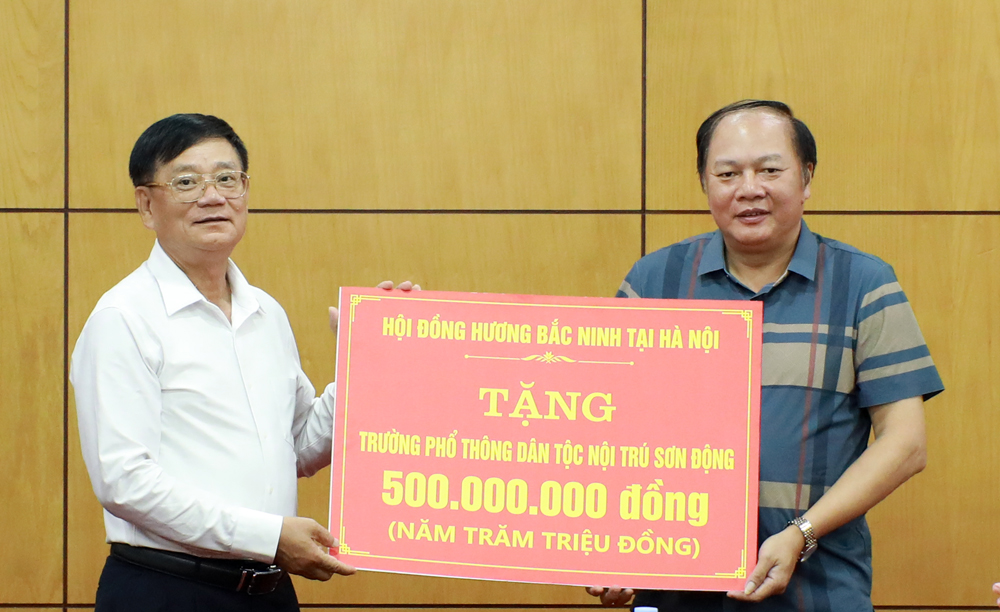 Đồng chí Trần Văn Túy trao tặng Trường Phổ thông dân tộc nội trú Sơn Động 500 triệu đồng. Đồng chí Trần Văn Túy trao tặng Trường Phổ thông dân tộc nội trú Sơn Động 500 triệu đồng.