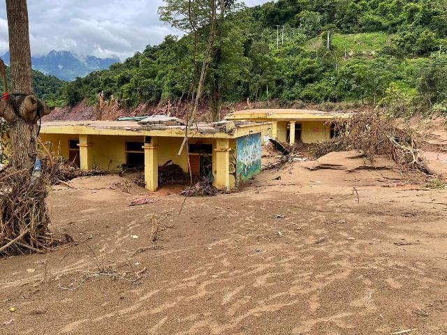 các tổ chức, cá nhân hảo tâm để huy động nguồn lực xây dựng lại trường lớp, đặc biệt là những nơi bị hư hỏng hoàn toàn như Trường Tiểu học Mỹ Lý 2 (xã Mỹ Lý).