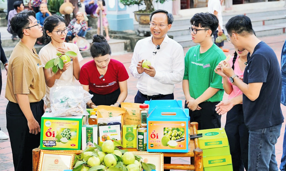 Đồng chí Phạm Văn Thịnh, Phó Chủ tịch UBND tỉnh Bắc Giang (áo trắng) giới thiệu sản phẩm trên phiên livestream.