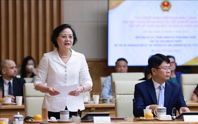 Bộ trưởng Bộ Nội vụ Phạm Thị Thanh Trà báo cáo về kết quả tinh gọn sắp xếp, tổ chức bộ máy và chính quyền địa phương hai cấp. Ảnh: Dương Giang/TTXVN Bộ trưởng Bộ Nội vụ Phạm Thị Thanh Trà báo cáo về kết quả tinh gọn sắp xếp, tổ chức bộ máy và chính quyền địa phương hai cấp. Ảnh: Dương Giang/TTXVN