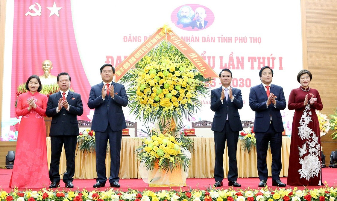 Bí thư Tỉnh ủy Phú Thọ Đặng Xuân Phong tặng hoa chúc mừng Đại hội Đảng bộ UBND tỉnh lần thứ nhất, nhiệm kỳ 2025 - 2030, diễn ra chiều 31/7. Ảnh: Cổng thông tin tỉnh Phú Thọ.