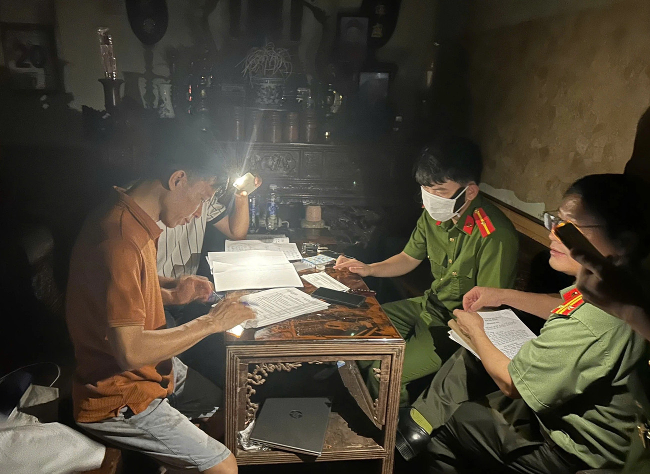 Lực lượng chức năng lập biên bản đối với ông Hoàng Văn Kiểm chủ số thịt lợn không rõ nguồn gốc. Lực lượng chức năng lập biên bản đối với ông Hoàng Văn Kiểm chủ số thịt lợn không rõ nguồn gốc.