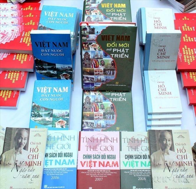 Trong công tác tuyên truyền, báo chí, xuất bản, thông tin đối ngoại, ngành Tuyên giáo đã thực hiện kịp thời, có hiệu quả, lan tỏa sâu rộng chủ trương, quyết sách lớn mang tính lịch sử. Trong ảnh: Công bố các ấn phẩm kỷ niệm 65 năm Cách mạng tháng 8 và Quốc khánh 2-9 do Ban Tuyên giáo Trung ương phối hợp cùng NXB Chính trị quốc gia - Sự thật tổ chức (2010). Ảnh: Thanh Tùng/TTXVN Trong công tác tuyên truyền, báo chí, xuất bản, thông tin đối ngoại, ngành Tuyên giáo đã thực hiện kịp thời, có hiệu quả, lan tỏa sâu rộng chủ trương, quyết sách lớn mang tính lịch sử. Trong ảnh: Công bố các ấn phẩm kỷ niệm 65 năm Cách mạng tháng 8 và Quốc khánh 2-9 do Ban Tuyên giáo Trung ương phối hợp cùng NXB Chính trị quốc gia - Sự thật tổ chức (2010). Ảnh: Thanh Tùng/TTXVN