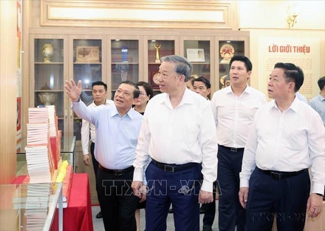 Tổng Bí thư Tô Lâm thăm Phòng truyền thống của Ban Tuyên giáo và Dân vận Trung ương (Hà Nội, 11/6/2025). Ảnh: Thống Nhất/TTXVN Tổng Bí thư Tô Lâm thăm Phòng truyền thống của Ban Tuyên giáo và Dân vận Trung ương (Hà Nội, 11/6/2025). Ảnh: Thống Nhất/TTXVN