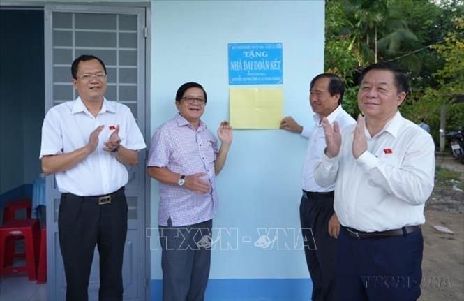 Trưởng Ban Tuyên giáo Trung ương Nguyễn Trọng Nghĩa và đoàn công tác trao tặng nhà Đại đoàn kết cho hộ nghèo, hộ cận nghèo và các gia đình có hoàn cảnh đặc biệt khó khăn tại xã Thanh Phước, huyện Gò Dầu, tỉnh Tây Ninh (9/10/2023). Ảnh: Minh Phú/TTXVN Trưởng Ban Tuyên giáo Trung ương Nguyễn Trọng Nghĩa và đoàn công tác trao tặng nhà Đại đoàn kết cho hộ nghèo, hộ cận nghèo và các gia đình có hoàn cảnh đặc biệt khó khăn tại xã Thanh Phước, huyện Gò Dầu, tỉnh Tây Ninh (9/10/2023). Ảnh: Minh Phú/TTXVN