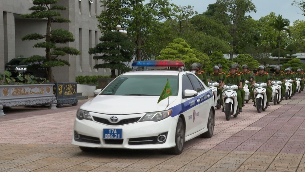 Công an toàn tỉnh ra quân thực hiện đợt cao điểm và tổ chức diễu hành, biểu dương lực lượng trên các tuyến đường