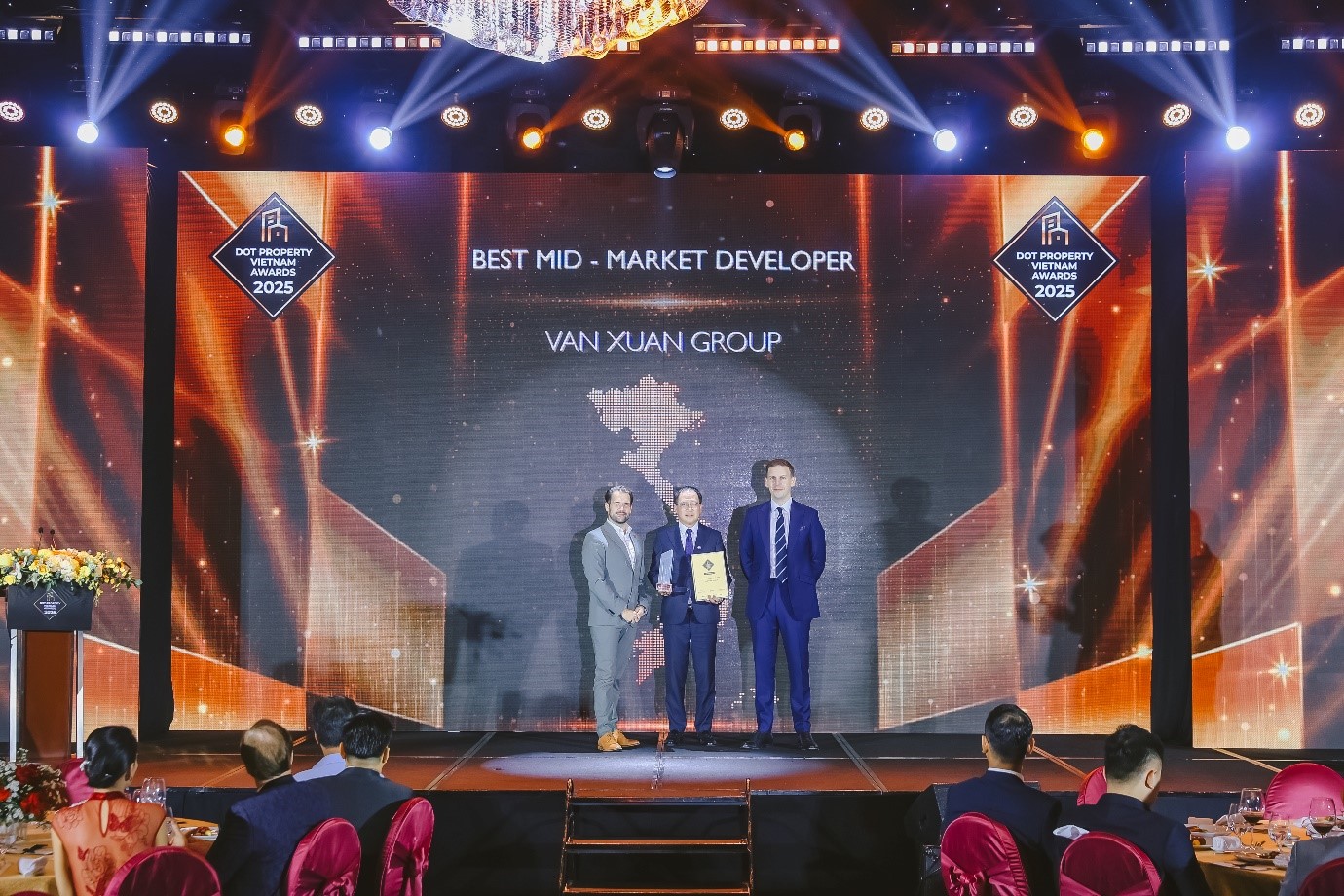 Tại sự kiện 31/07 vừa qua, Vạn Xuân Group được vinh danh “Best Mid-Market Developer Vietnam 2025”. Tại sự kiện 31/07 vừa qua, Vạn Xuân Group được vinh danh “Best Mid-Market Developer Vietnam 2025”.