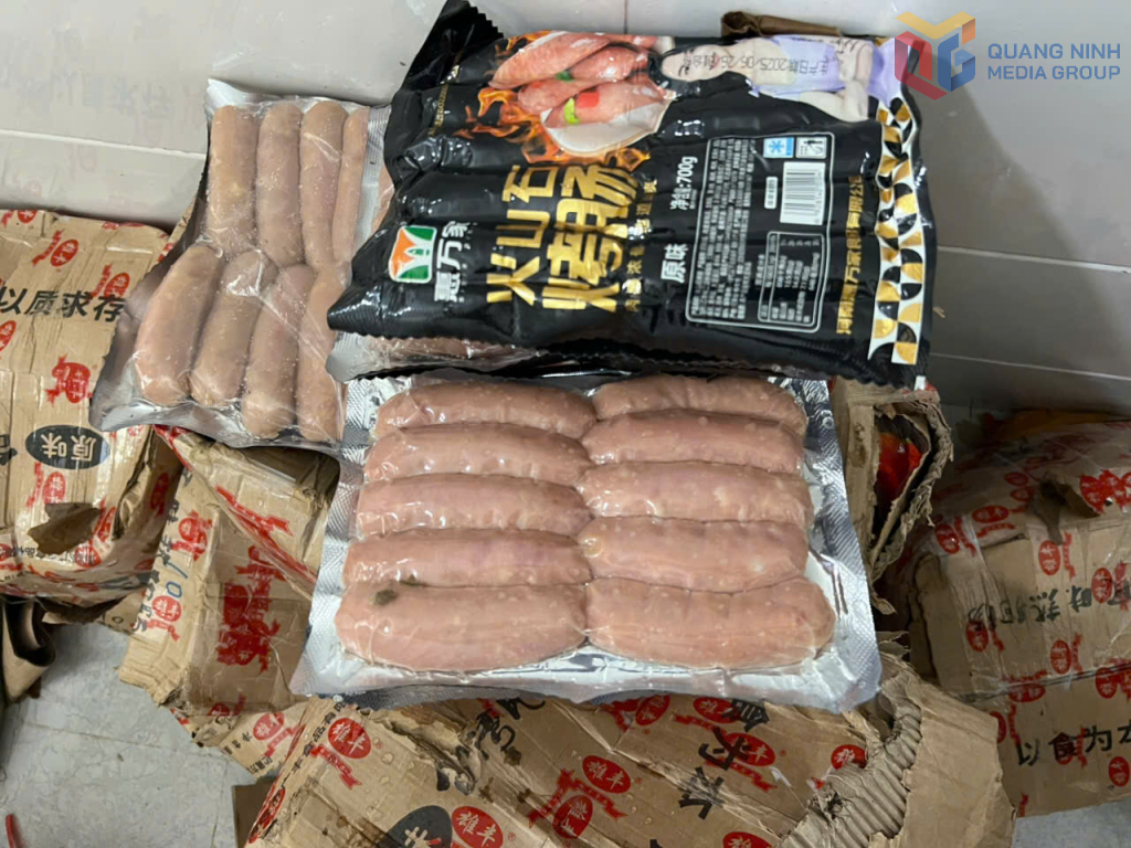 Tang vật thu giữ l&agrave; 322kg x&uacute;c x&iacute;ch kh&ocirc;ng r&otilde; nguồn gốc xuất xứ.