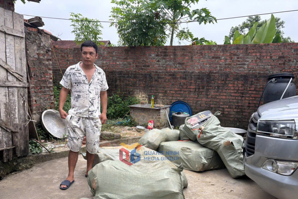 Đối tượng vận chuyển h&agrave;ng kh&ocirc;ng r&otilde; nguồn gốc xuất xứ bị Đội tuần tra, kiểm so&aacute;t của Đồn Bi&ecirc;n ph&ograve;ng Quảng Đức bắt giữ.