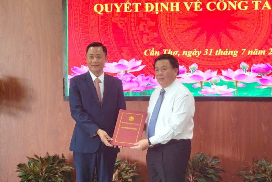 Ông Nguyễn Xuân Thắng (áo trắng) trao Quyết định bổ nhiệm ông Ngô Tuấn Nghĩa làm Giám đốc Học viện Chính trị khu vực IV. Ông Nguyễn Xuân Thắng (áo trắng) trao Quyết định bổ nhiệm ông Ngô Tuấn Nghĩa làm Giám đốc Học viện Chính trị khu vực IV.