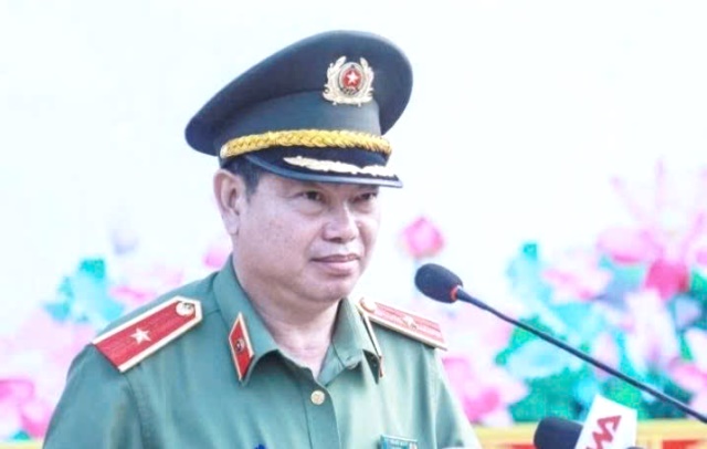 Thiếu tướng Phan Thanh Tám - Giám đốc Công an tỉnh phát động ra quân.