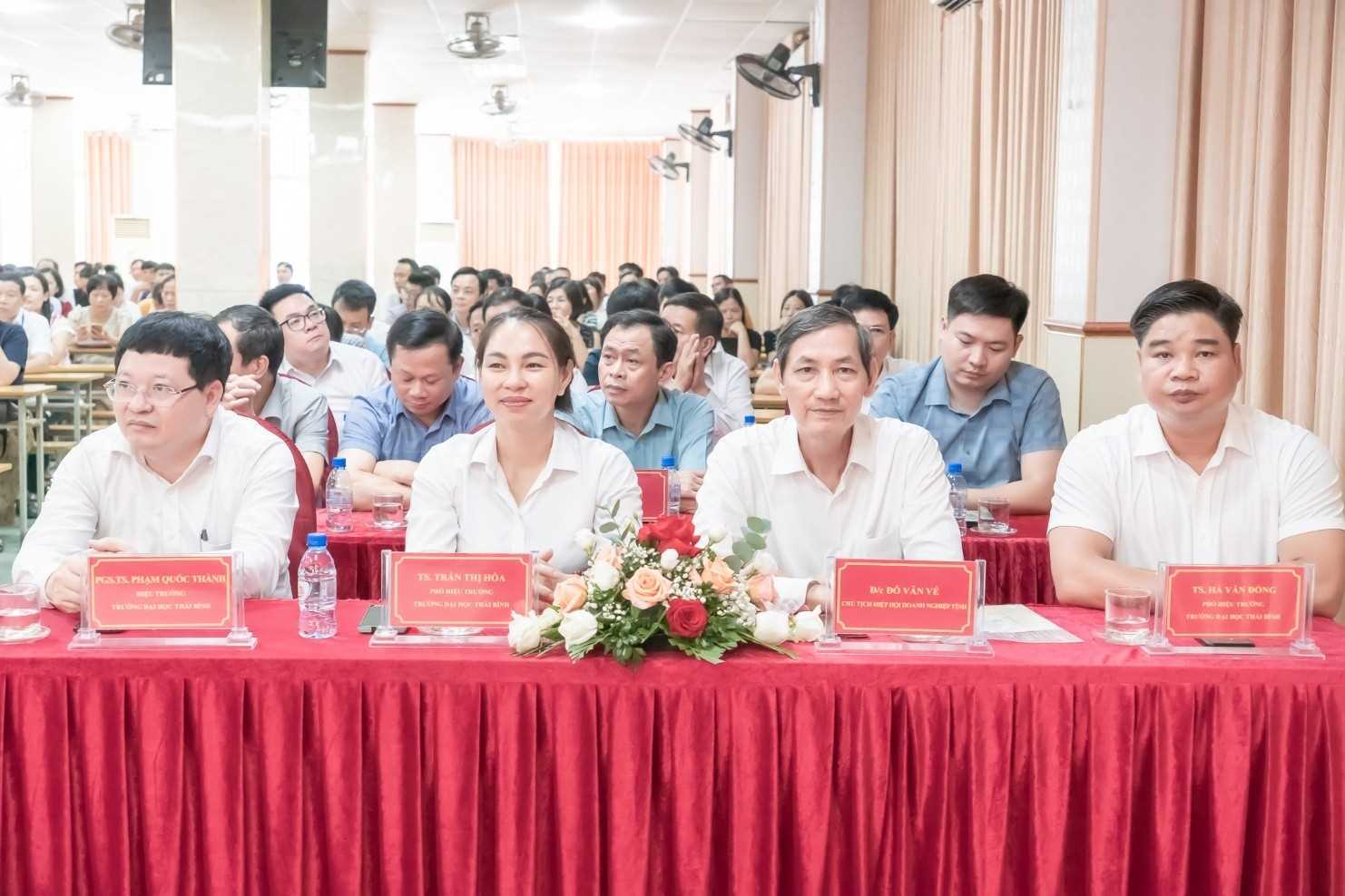 Các đại biểu dự Hội nghị