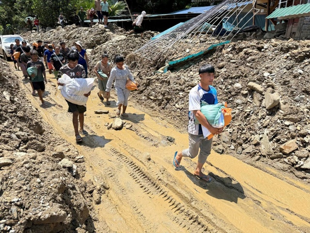 Người dân bản Ta Đo trích lại 40 phần, gửi sang tận tay những người anh em bên kia biên giới.