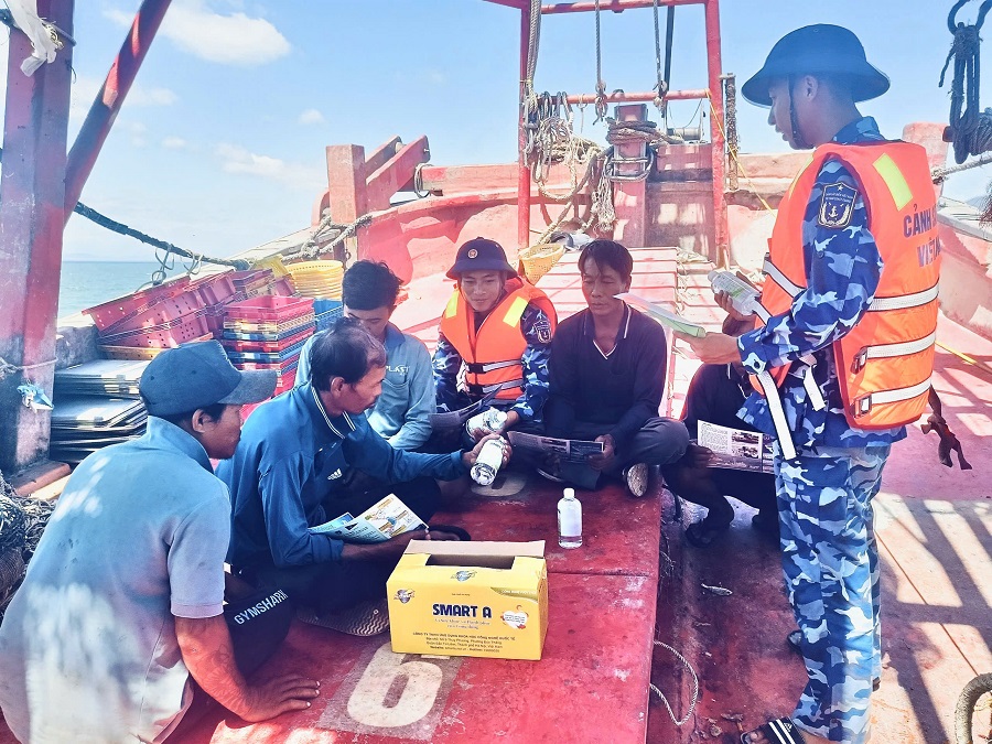 Tổ công tác cũng hỗ trợ một số nhu yếu phẩm thiết yếu, nước muối sát khuẩn SmartA giúp bà con ngư dân chăm sóc sức khỏe