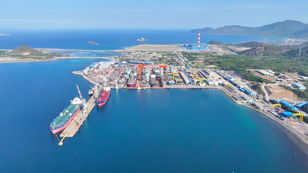 Công ty TNHH Đóng tàu HD Hyundai Việt Nam (HVS) tại Khánh Hòa là một trong 33 doanh nghiệp xuất sắc được Bộ Trưởng Bộ Công Thương tặng Bằng khen.