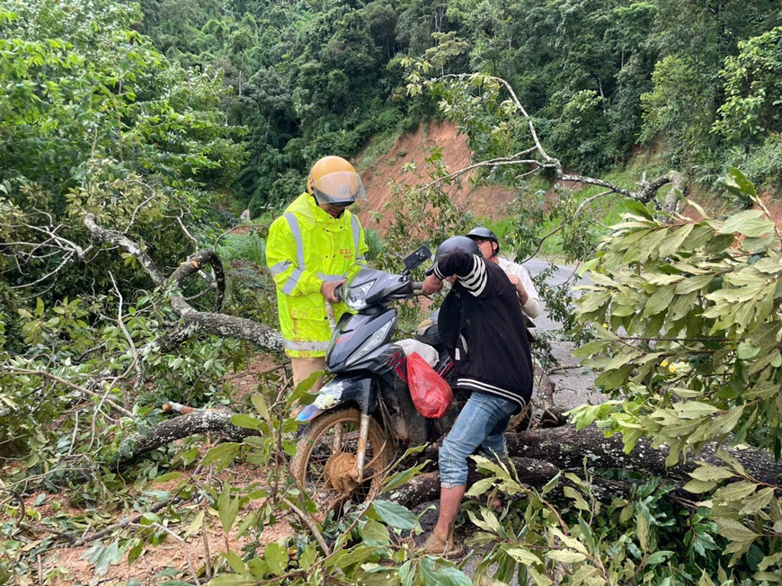 Lực lượng Cảnh sát Giao thông Công an tỉnh Điện Biên tại các tuyến đường sạt lở hướng dẫn, điều tiết bảo đảm an toàn cho người dân lưu thông