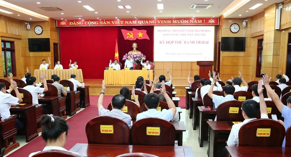 Các đại biểu biểu quyết thông qua các nghị quyết tại kỳ họp.