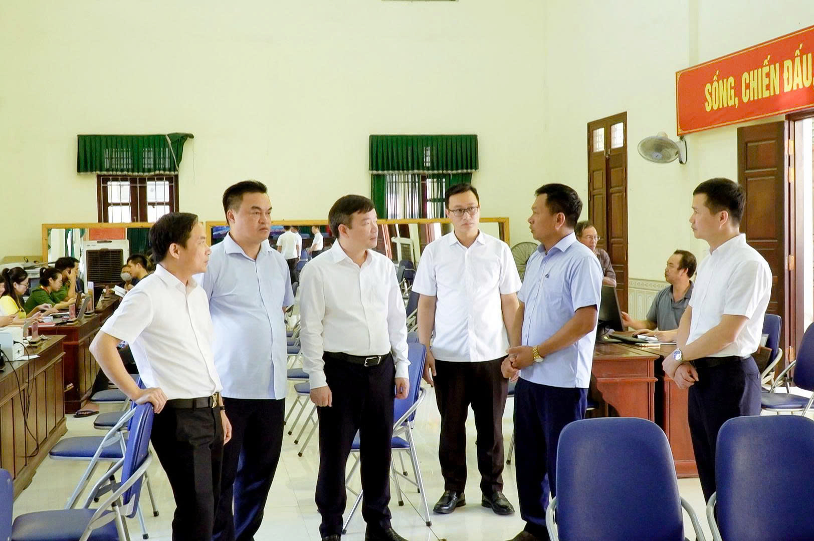 Các đồng chí lãnh đạo phường Từ Sơn kiểm tra tại điểm hỗ trợ giải quyết thủ tục hành chính lưu động khu phố Doi Sóc