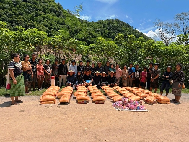 Nghĩa tình Mường Típ gửi sang đất bạn Lào trong cơn lũ dữ