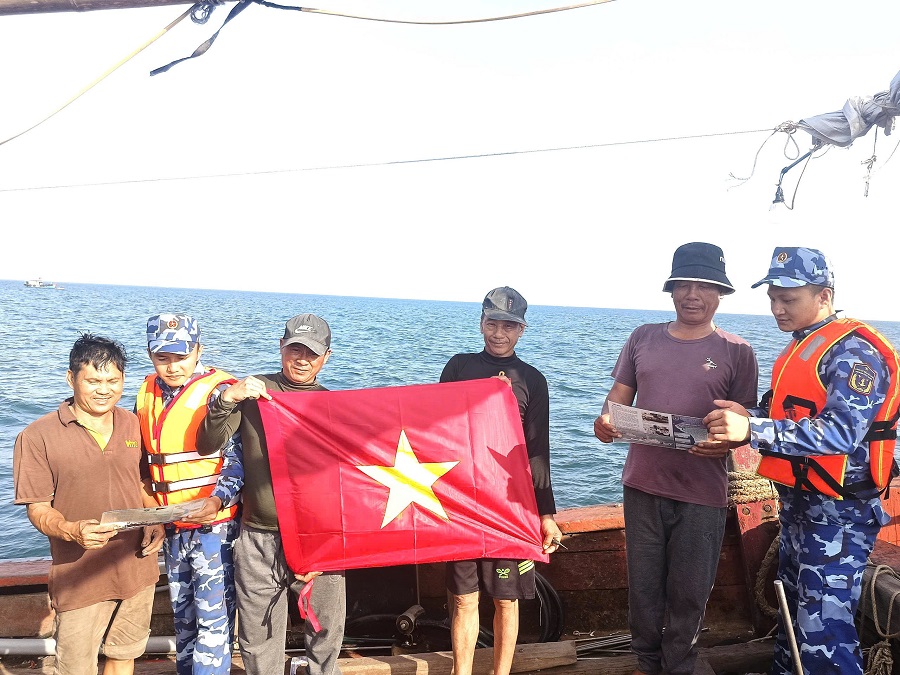 Cán bộ, chiến sĩ tàu CSB 3006 trao tặng ngư dân hàng chục lá cờ Tổ quốc để treo trên tàu