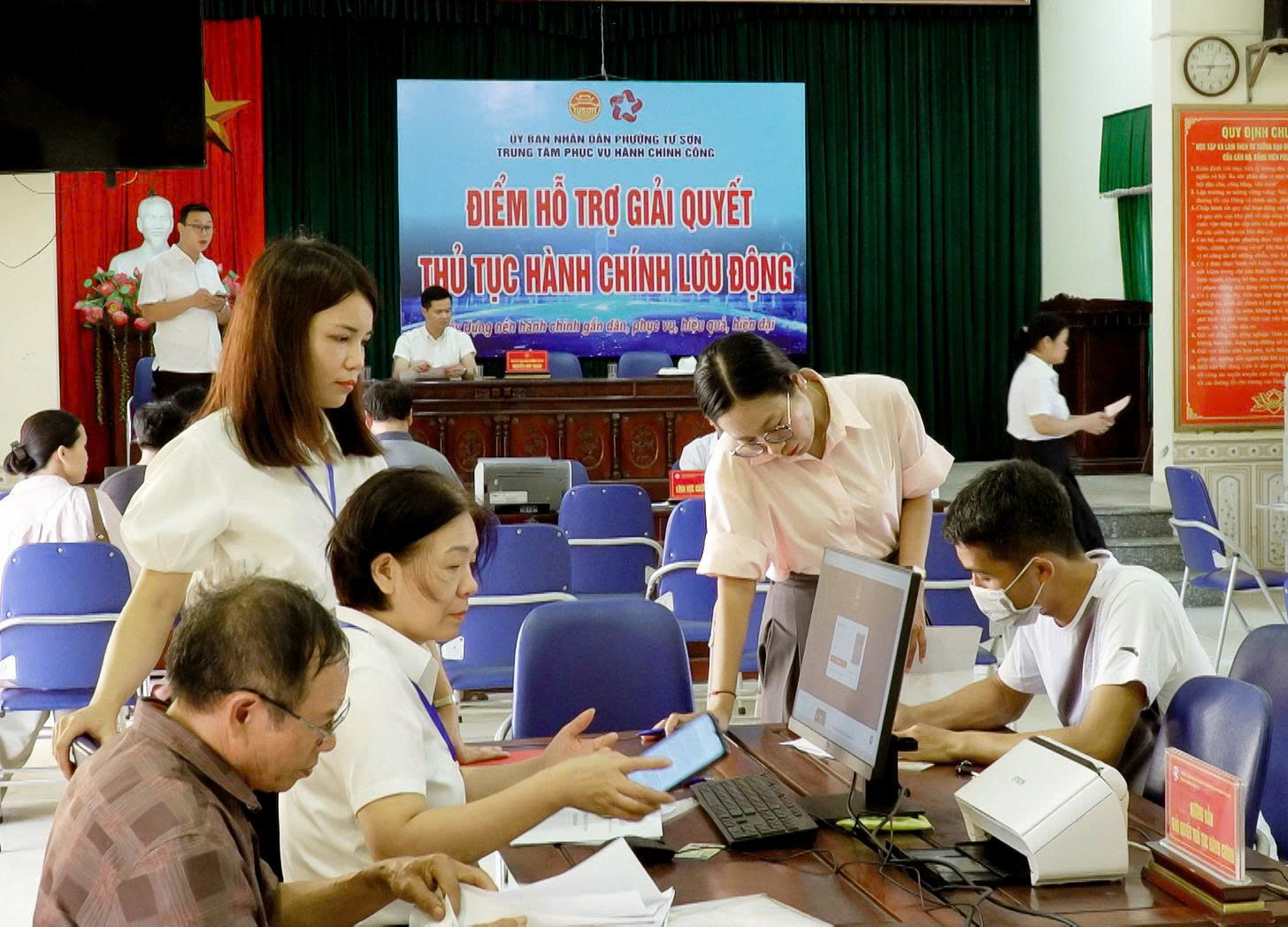 Bắc Ninh: Phường Từ Sơn hỗ trợ người dân giải quyết thủ tục hành chính lưu động