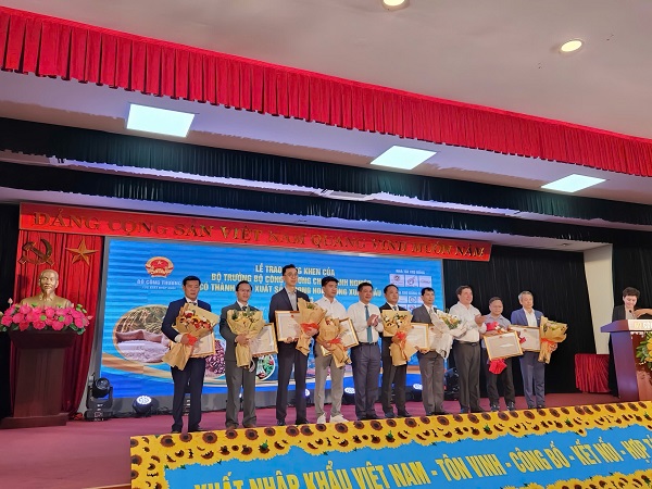 Đại diện các Dong nghiệp xuất sắc được nhận Bằng Khen của Bộ Trưởng Bộ Công Thương chụp lưu niệm