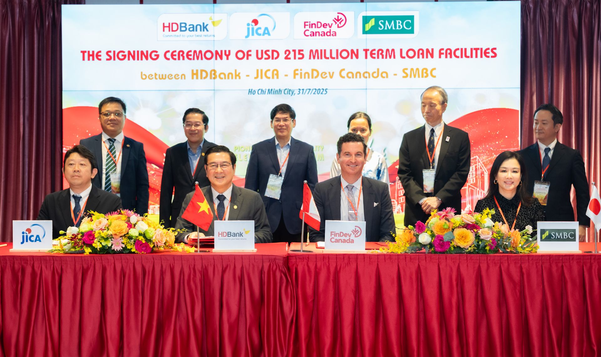 Ông Trần Hoài Nam- Phó Tổng Giám đốc HDBank- đại diện HDBank thực hiện ký kết khoản vay hợp vốn trị giá 215 triệu USD với JICA, FinDev Canada và SMBC Ông Trần Hoài Nam- Phó Tổng Giám đốc HDBank- đại diện HDBank thực hiện ký kết khoản vay hợp vốn trị giá 215 triệu USD với JICA, FinDev Canada và SMBC