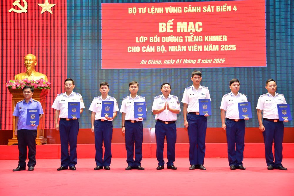 Đại tá Trần Nguyên Lai trao giấy chứng nhận cho các học viên