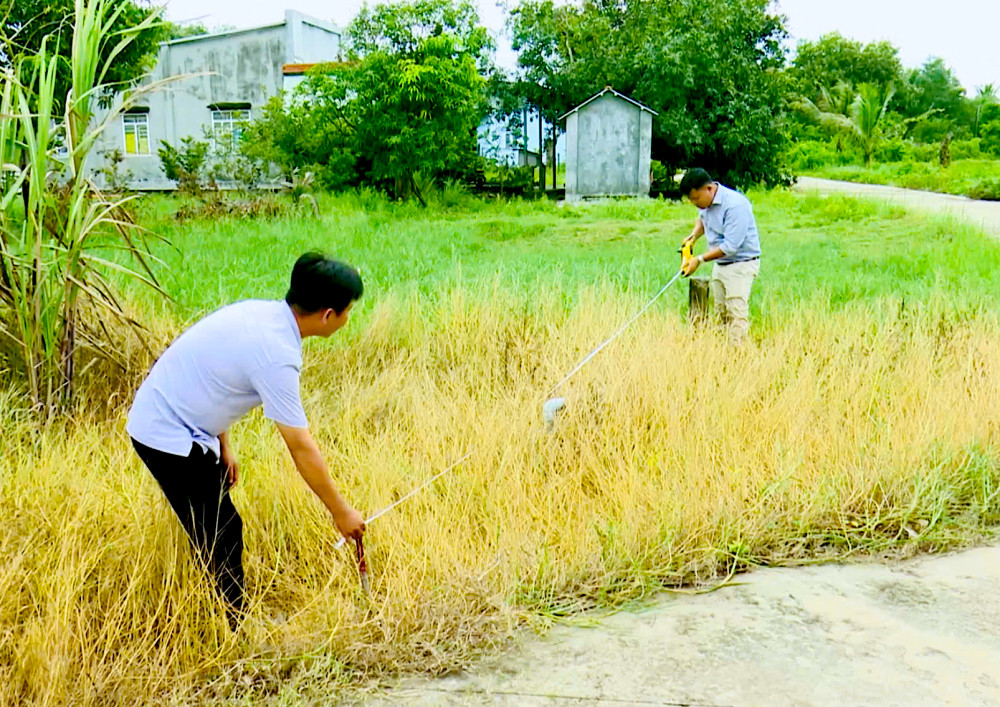 Cán bộ Trung tâm Phát triển quỹ đất khu vực 4 đo mặt bằng trước khi bàn giao để làm cao tốc TP.HCM - Mộc Bài