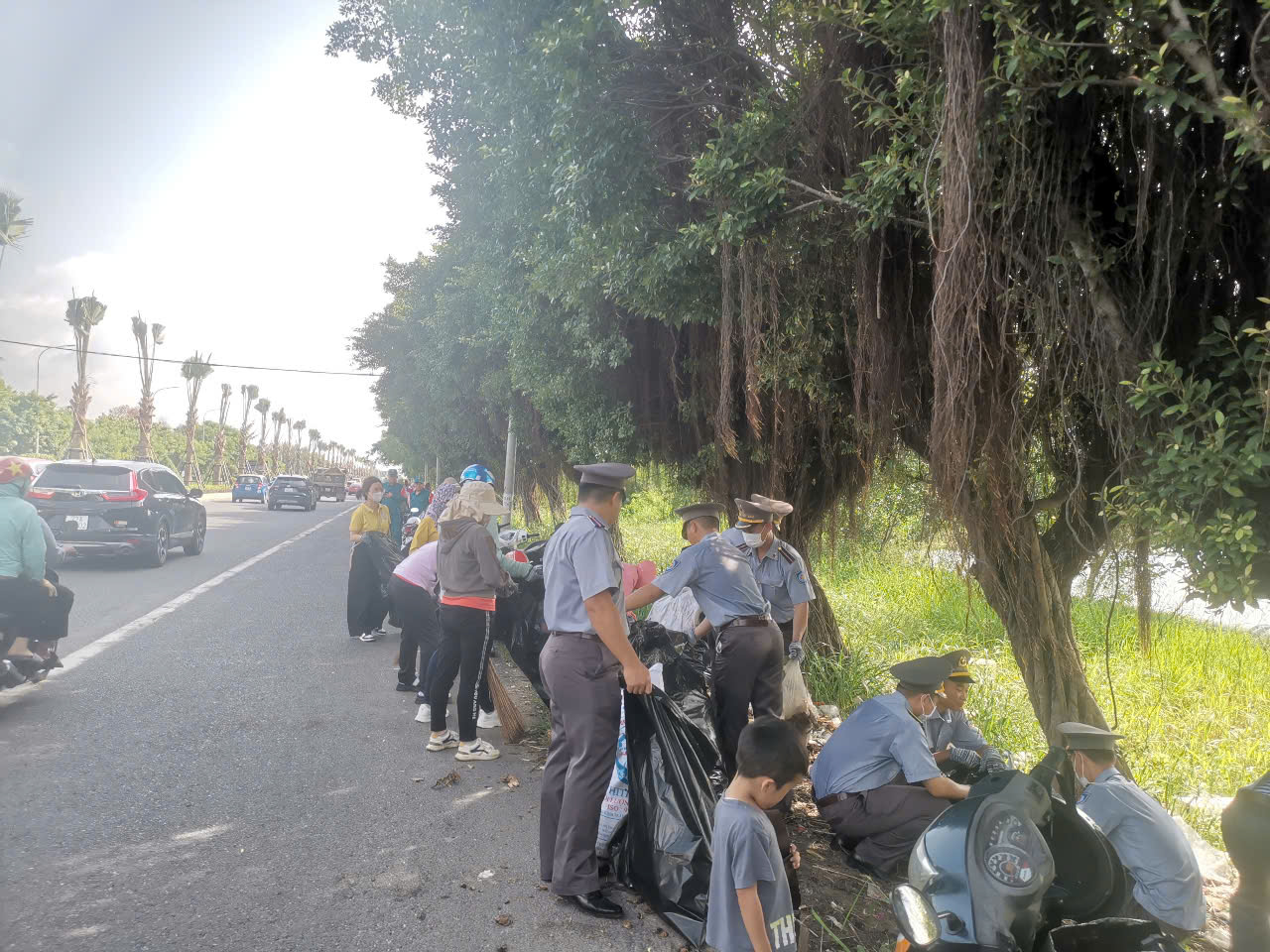 cán bộ, đoàn viên Chi đội Kiểm ngư số 2 tham gia dọn dẹp vệ sinh môi trường