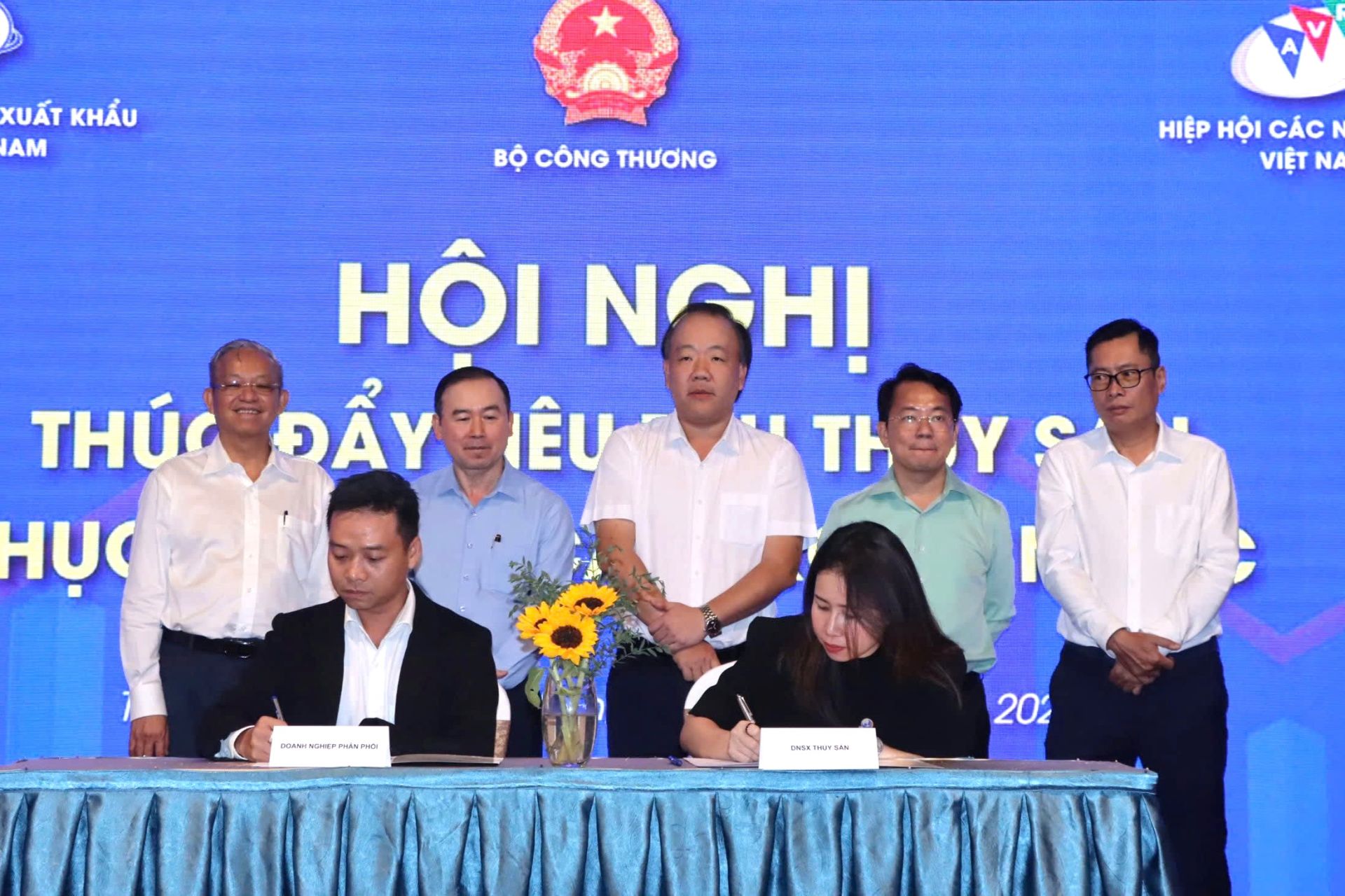 dưới sự chứng kiến của lãnh đạo Cục Quản lý và Phát triển thị trường trong nước, VASEP và Hiệp hội các nhà bán lẻ Việt Nam, 16 đơn vị gồm hệ thống siêu thị và doanh nghiệp thủy sản đã ký kết Biên bản ghi nhớ hợp tác tiêu thụ thủy sản nội địa.