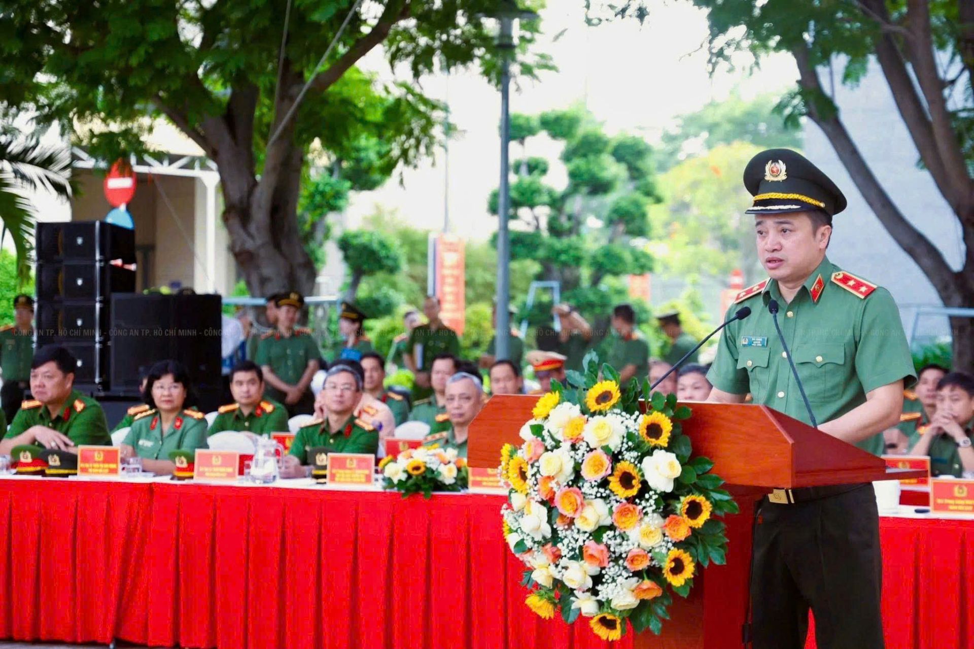 Trung tướng Mai Hoàng, Giám đốc Công an TP. Hồ Chí Minh, phát lệnh tổng ra quân trấn áp các loại tội phạm Trung tướng Mai Hoàng, Giám đốc Công an TP. Hồ Chí Minh, phát lệnh tổng ra quân trấn áp các loại tội phạm