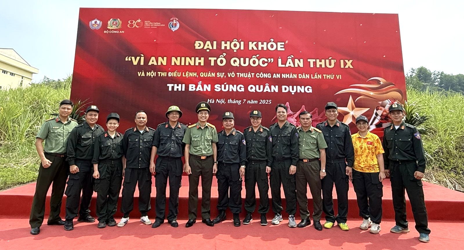 Công an tỉnh cùng các vận động viên tham gia nội dung thi Bắn súng quân dụng