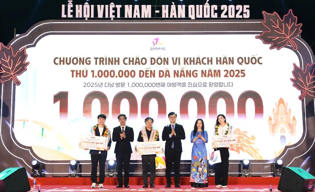 Phó Chủ tịch UBND thành phố Trần Chí Cường (thứ 2, từ trái sang) và Tham tán Công sứ kiêm Tổng Lãnh sự Đại sứ quán Hàn Quốc tại Việt Nam Chang Ho-seung (thứ 3, từ phải sang), Giám đốc Sở Văn hóa, thể thao và du lịch Trương Thị Hồng Hạnh (thứ 2, từ phái sang) trao hoa, quà, voucher cho 3 vị khách Hàn Quốc.