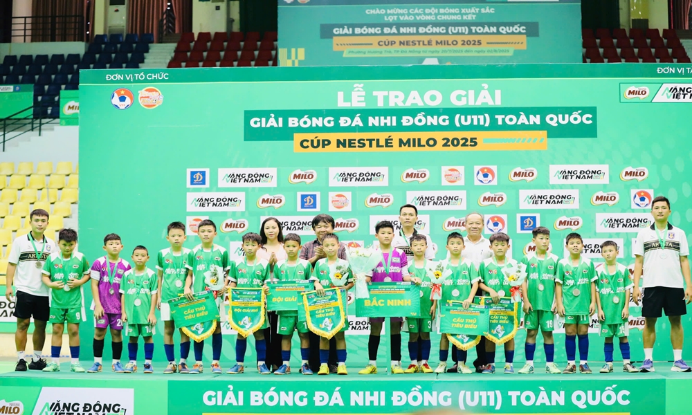 Ban tổ chức trao giải Nhì cho đội Bắc Ninh.