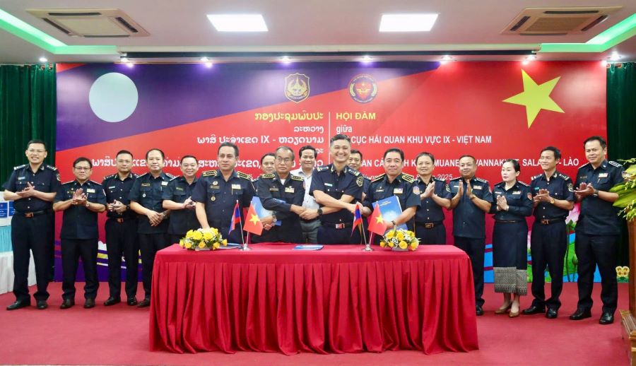 Lãnh đạo Chi cục Hải quan khu vực IX và Hải quan các tỉnh Khammuane, Savannakhet, Salavan ký kết biên bản hợp tác.